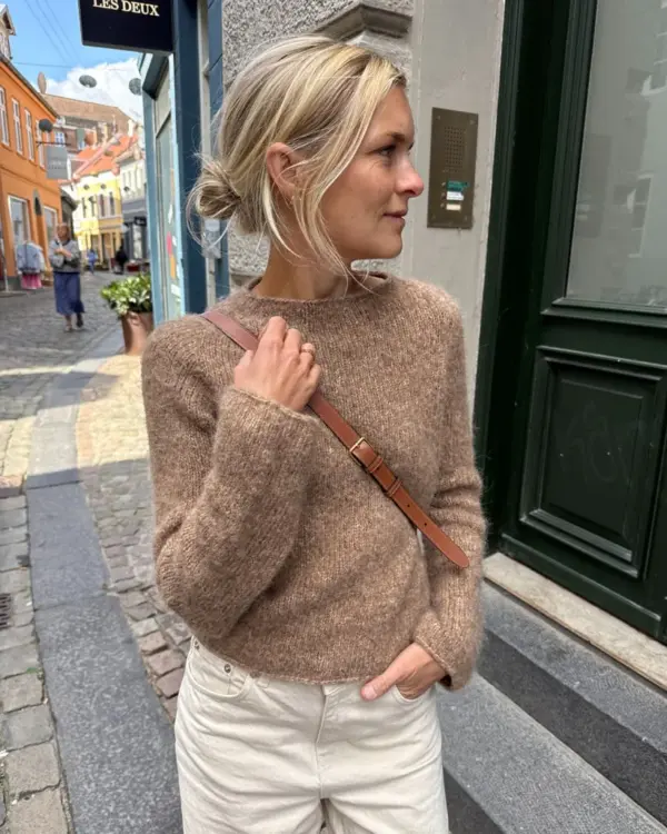 The brown Ivy Sweater is knitted in Isager Soft by Isager in the color E7S. De bruine Ivy Sweater is gebreid van Isager Soft van Isager in de kleur E7S.