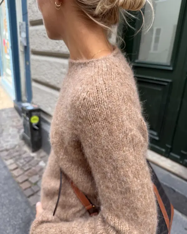 The brown Ivy Sweater is knitted in Isager Soft by Isager in the color E7S. De bruine Ivy Sweater is gebreid van Isager Soft van Isager in de kleur E7S.