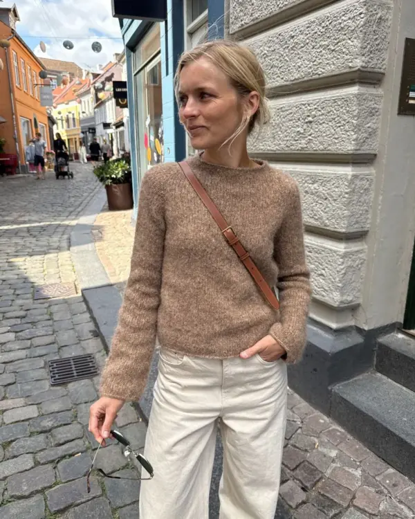 The brown Ivy Sweater is knitted in Isager Soft by Isager in the color E7S. De bruine Ivy Sweater is gebreid van Isager Soft van Isager in de kleur E7S.