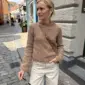 De bruine Ivy Sweater is gebreid van Isager Soft van Isager in de kleur E7S.