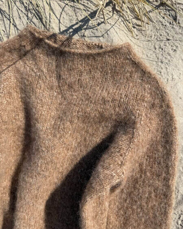 The brown Ivy Sweater is knitted in Isager Soft by Isager in the color E7S. De bruine Ivy Sweater is gebreid van Isager Soft van Isager in de kleur E7S.