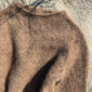 De bruine Ivy Sweater is gebreid van Isager Soft van Isager in de kleur E7S.