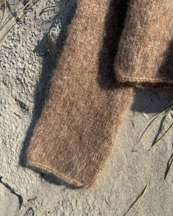 The brown Ivy Sweater is knitted in Isager Soft by Isager in the color E7S. De bruine Ivy Sweater is gebreid van Isager Soft van Isager in de kleur E7S.