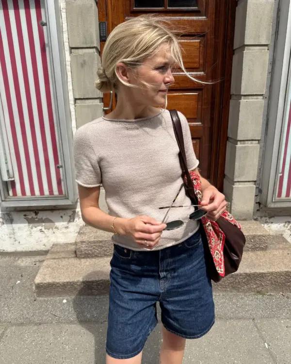 Het beige Ivy T-shirt is gebreid van Compatible Cashmere van Knitting for Olive in de kleur Powder.