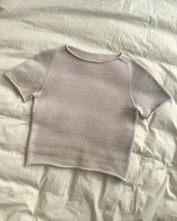 The beige Ivy Tee is knitted in Compatible Cashmere by Knitting for Olive in the color Powder. Het beige Ivy T-shirt is gebreid van Compatible Cashmere van Knitting for Olive in de kleur Powder.