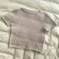 Het beige Ivy T-shirt is gebreid van Compatible Cashmere van Knitting for Olive in de kleur Powder.