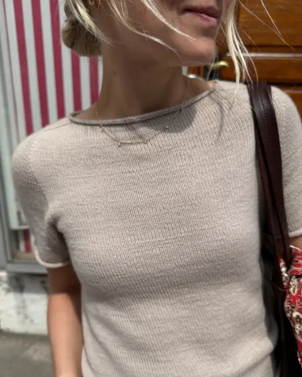 The beige Ivy Tee is knitted in Compatible Cashmere by Knitting for Olive in the color Powder. Het beige Ivy T-shirt is gebreid van Compatible Cashmere van Knitting for Olive in de kleur Powder.
