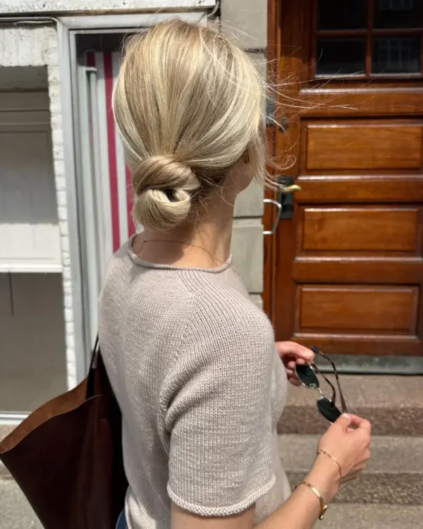 The beige Ivy Tee is knitted in Compatible Cashmere by Knitting for Olive in the color Powder. Het beige Ivy T-shirt is gebreid van Compatible Cashmere van Knitting for Olive in de kleur Powder.