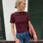 Het bordeauxrode Ivy T-shirt is gebreid met Sunday van Sandnes Garn in de kleur Deep burgundy [4372].