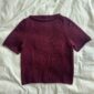 Het bordeauxrode Ivy T-shirt is gebreid met Sunday van Sandnes Garn in de kleur Deep burgundy [4372].