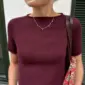 Het bordeauxrode Ivy T-shirt is gebreid met Sunday van Sandnes Garn in de kleur Deep burgundy [4372].