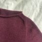 Het bordeauxrode Ivy T-shirt is gebreid met Sunday van Sandnes Garn in de kleur Deep burgundy [4372].