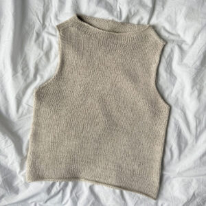 De beige Ivy Top is gebreid van Trio 2 van Isager in de kleur Linen.