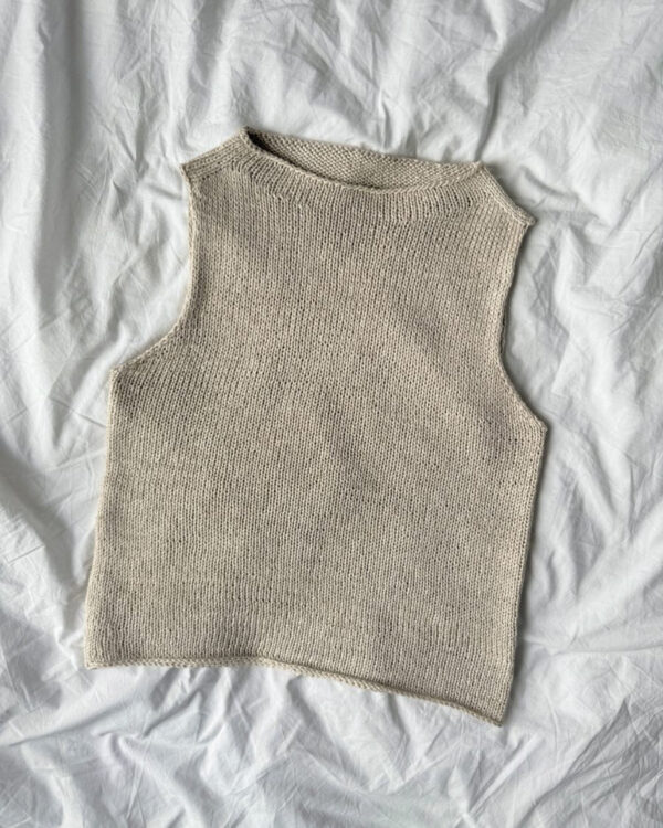 The beige Ivy Top is knitted in Trio 2 by Isager in the color Linen. The beige Ivy Top is knitted in Trio 2 by Isager in the color Linen.