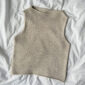 The beige Ivy Top is knitted in Trio 2 by Isager in the color Linen.