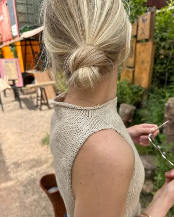 The beige Ivy Top is knitted in Trio 2 by Isager in the color Linen. The beige Ivy Top is knitted in Trio 2 by Isager in the color Linen.