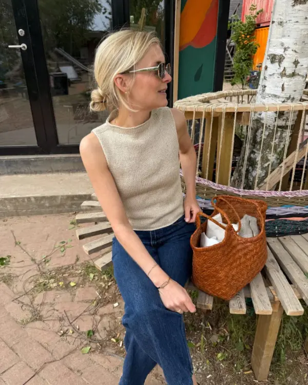 The beige Ivy Top is knitted in Trio 2 by Isager in the color Linen. The beige Ivy Top is knitted in Trio 2 by Isager in the color Linen.