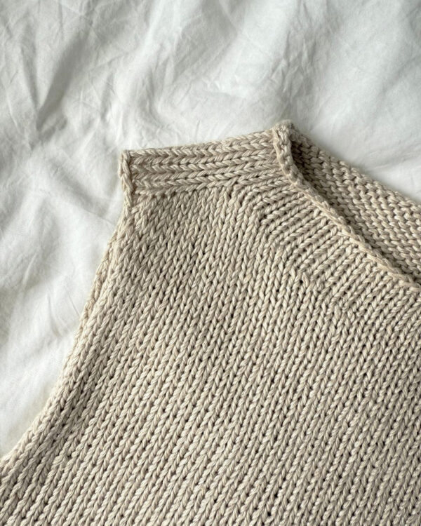 The beige Ivy Top is knitted in Trio 2 by Isager in the color Linen. The beige Ivy Top is knitted in Trio 2 by Isager in the color Linen.