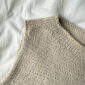 The beige Ivy Top is knitted in Trio 2 by Isager in the color Linen.