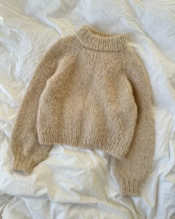 The beige Louisiana Sweater is knitted in Bouclé by Isager in color 6S. De beige Louisiana-trui is gebreid van Bouclé van Isager in kleur 6S.