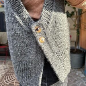 The grey Lulu Slipover is knitted in Peer Gynt by Sandnes Garn in the color Charcoal melange [1065].