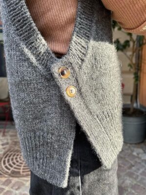 The grey Lulu Slipover is knitted in Peer Gynt by Sandnes Garn in the color Charcoal melange [1065].