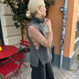 The grey Lulu Slipover is knitted in Peer Gynt by Sandnes Garn in the color Charcoal melange [1065].