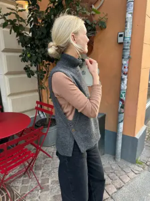 The grey Lulu Slipover is knitted in Peer Gynt by Sandnes Garn in the color Charcoal melange [1065].