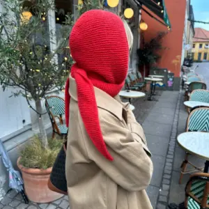 The red Sophie Hood is knitted in Eco Cashmere Vintage by Gepard in the color Blodappelsin [325].