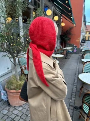 The red Sophie Hood is knitted in Eco Cashmere Vintage by Gepard in the color Blodappelsin [325].