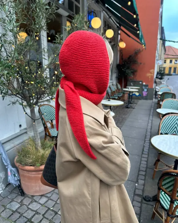The red Sophie Hood is knitted in Eco Cashmere Vintage by Gepard in the color Blodappelsin [325].