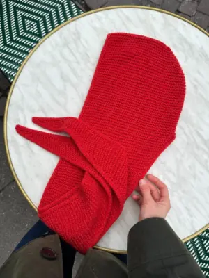 The red Sophie Hood is knitted in Eco Cashmere Vintage by Gepard in the color Blodappelsin [325].