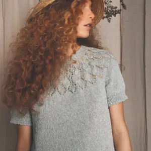 Der blaue „Cone Top“ wurde aus dem Garn „Line“ von Sandnes Garn in der Farbe 7521 gestrickt. Diese Farbe wird leider nicht mehr angeboten, aber die Farbe 5930 „Light Blue“ aus unserem Sortiment kommt ihr am nächsten.