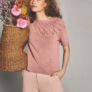 Der rosa „Cone Top“ ist aus dem Garn „Line“ von Sandnes Garn in der Farbe 4033 „Peach Blossom“ gestrickt.