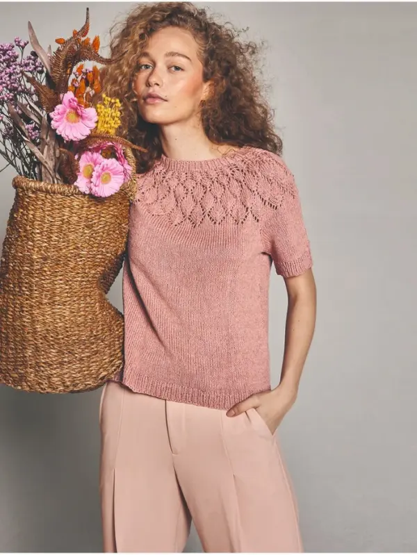 Der rosa „Cone Top“ ist aus dem Garn „Line“ von Sandnes Garn in der Farbe 4033 „Peach Blossom“ gestrickt.