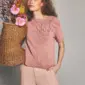 Der rosa „Cone Top“ ist aus dem Garn „Line“ von Sandnes Garn in der Farbe 4033 „Peach Blossom“ gestrickt.