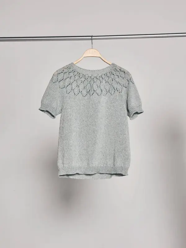 The blue Cone Top is knitted in Line by Sandnes Garn in color 7521. The color is unfortunately discontinued, but the closest match in our selection is the color 5930 Light Blue. Der blaue „Cone Top“ wurde aus dem Garn „Line“ von Sandnes Garn in der Farbe 7521 gestrickt. Diese Farbe wird leider nicht mehr angeboten, aber die Farbe 5930 „Light Blue“ aus unserem Sortiment kommt ihr am nächsten.