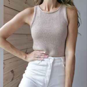 De beige Livia Top is gebreid met Sandnes Garn Line de kleur 3042 Cafe au Lait.