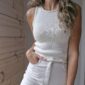 De beige Livia Top is gebreid met Sandnes Garn Line de kleur 3042 Cafe au Lait.