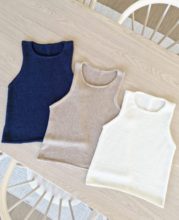 The beige Livia Top is knitted with Sandnes Garn Line in the color 3042 Cafe au Lait. De beige Livia Top is gebreid met Sandnes Garn Line de kleur 3042 Cafe au Lait.