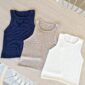 De beige Livia Top is gebreid met Sandnes Garn Line de kleur 3042 Cafe au Lait.