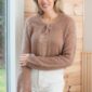 De beige Livia Top is gebreid met Sandnes Garn Line de kleur 3042 Cafe au Lait.