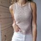De beige Livia Top is gebreid met Sandnes Garn Line de kleur 3042 Cafe au Lait.