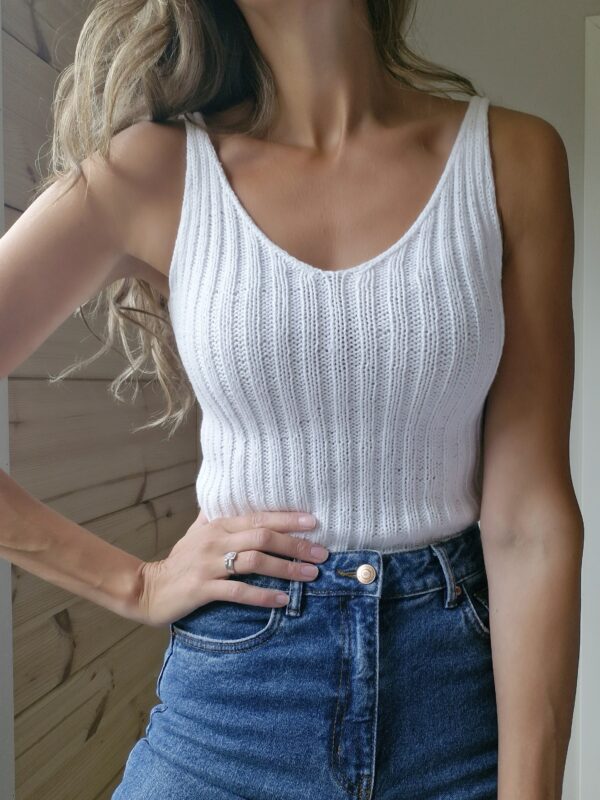 The Mia Top is knitted with Drops Belle. De Mia Top is gebreid met Drops Belle.