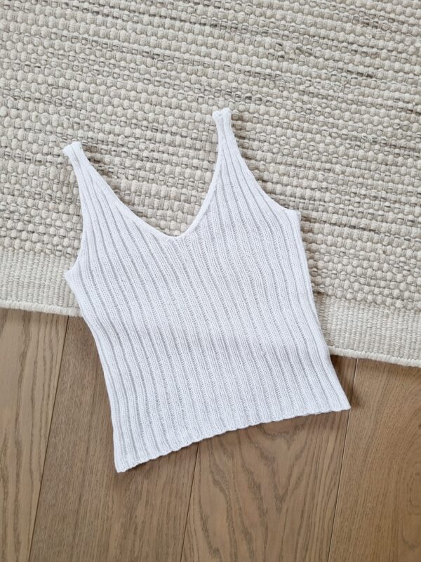 The Mia Top is knitted with Drops Belle. De Mia Top is gebreid met Drops Belle.