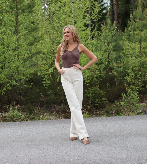 The Mia Top is knitted with Drops Belle. De Mia Top is gebreid met Drops Belle.