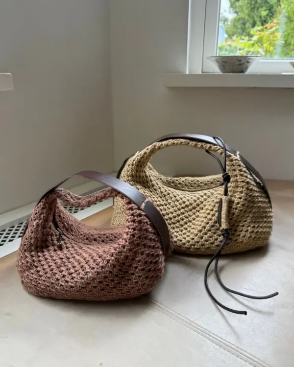 The dark brown Juno Bag is knitted in Hør Organic by Isager in the color Camel. The light brown Juno Bag is knitted in Crealino by Lang Yarns in the color 39. Die dunkelbraune Juno Bag aus dem Garn „Hør Organic“ von Isager in der Farbe „Camel“ gestrickt. Die hellbraune Juno Bag aus dem Garn „Crealino“ von Lang Yarns in der Farbe 39 gestrickt.