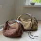 Die dunkelbraune Juno Bag aus dem Garn „Hør Organic“ von Isager in der Farbe „Camel“ gestrickt. Die hellbraune Juno Bag aus dem Garn „Crealino“ von Lang Yarns in der Farbe 39 gestrickt.