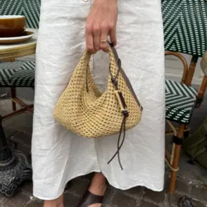 The light brown Juno Bag is knitted in Crealino by Lang Yarns in the color 39.
