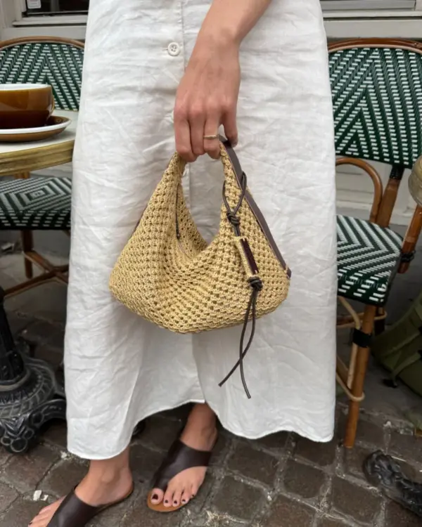The light brown Juno Bag is knitted in Crealino by Lang Yarns in the color 39. Die hellbraune Juno Bag aus Crealino von Lang Yarns in der Farbe 39 gestrickt.